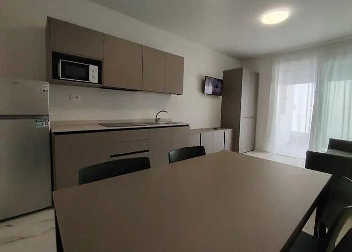 Welcome To Our Modern Flat For 5 Guests In *